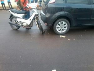 Shineray e carro colidem no entorno do colégio Sílvio Romero