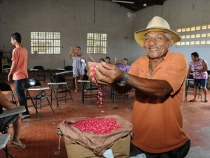 Prefeitura de Socorro realiza entrega de sementes de milho a agricultores