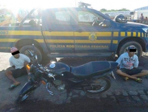 Dupla é presa em Propriá com moto roubada em 2012