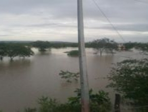 Chuvas intensas causam enchente no rio Jabeberi