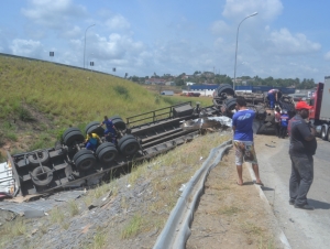 Carreta sobra na curva e tomba na saída de Aracaju