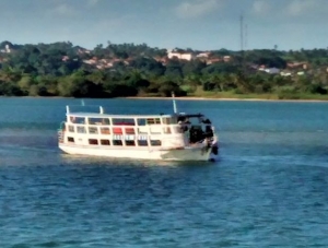 Lancha que faz transporte no Rio São Francisco encalha em banco de areia