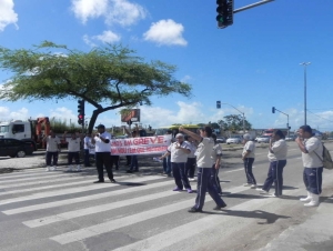 Funcionários fazem paralisação em frente ao Huse