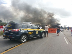 Manifestantes liberam rodovia na BR 101 em Cedro