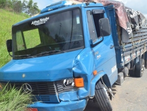 Caçamba tenta ultrapassar e provoca acidente na rodovia João Bebe Água