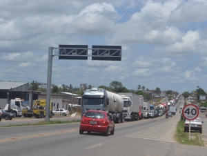 Moradores fecham BR e congestionamento chega a 4 km