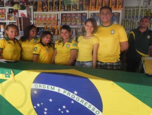 Galera reunida mantém tradição de assistir jogos