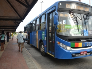 Assalto a ônibus termina com bandido preso na capital