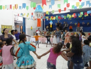 Riachuelo: Muito forró, comidas típicas e brincadeiras esquentam o São João da Assistência