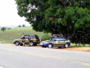 PRF apreende adolescente dirigindo caminhonete