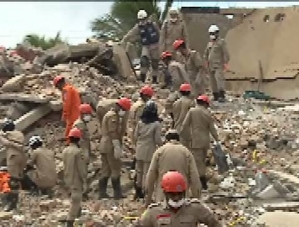 Bombeiros localizam família viva em escombros de prédio que desabou