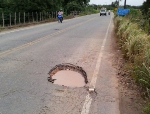 Buracos prejudicam o trânsito na Rodovia Estadual SE 170, em Itabaiana