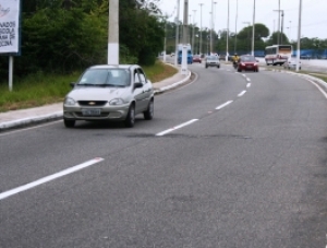 Moradores fecham avenida em frente à UFS