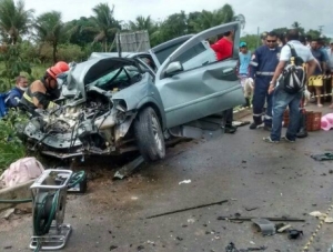 Mulher morre em colisão na BR-101