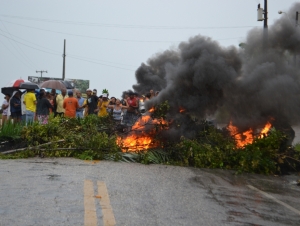 Moradores fecham a rodovia João Bebe Água