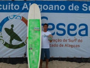 Sergipano, apoiado pelo Bolsa Atleta, conquista 1ª etapa do Circuito Alagoano de Surf