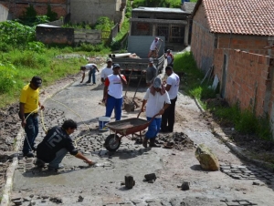 Prefeitura realiza drenagem pluvial em duas comunidades