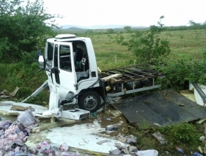 Três pessoas morrem em acidente entre caminhão e carro em Canindé