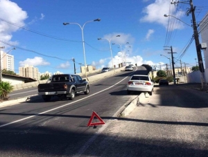 Taxista perde controle da direção e acaba subindo mureta de viaduto