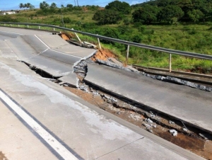 Pista cede na BR-101 entre Socorro e São Cristóvão