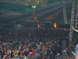 Milhares de pessoas lotam a praça de evento na 1º noite de shows da Festa dos Caminhoneiros em Itabaiana