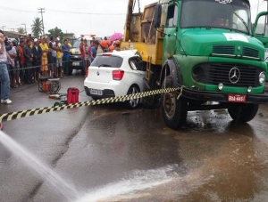 Acidente entre carro e caminhão deixa uma vítima