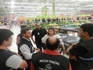 Órgãos vistoriam supermercado e apreendem produtos