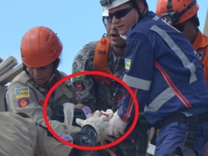 Bebê retirado dos escombros morre após resgate