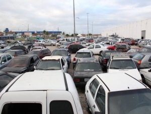 Pátio do Detran continua superlotado