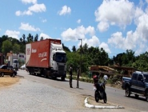 Policiais Rodoviários recuperam caminhão roubado