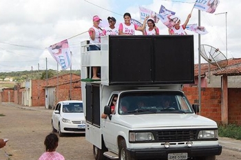 Gabriela indo atrás dos eleitores nos povoados do interior sergipano