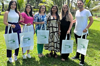 Rosemeire ao lado de participantes de outros cursos ofertados pela Empresa (Foto: Arquivo da Empresa/ Divulgação)