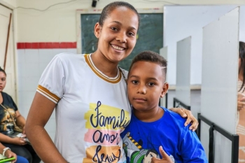 Taire Silva ao lado seu filho disse que o atendimento facilitou bastante em meio à rotina (Foto: Ascom Secc/ Divulgação)