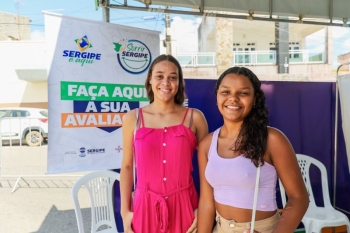 As estudantes Letícia e Carolaine estiveram na ação para realizar avaliação odontológica (Foto: Ascom Secc/ Divulgação)