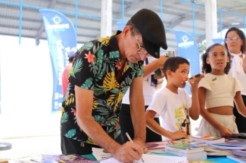 José Oliveira contribuiu com a ação, oferecendo títulos literários ao acervo (Foto: Equipe Deso/ Divulgação)