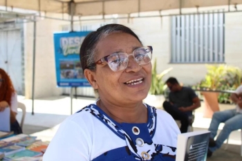 Helena  revelou que tem dificuldades na leitura e afirmou que utilizará o livro que recebeu do projeto para praticar (Foto: Equipe Deso/ Divulgação)