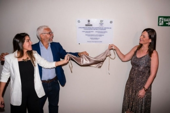 Da esquerda para direita: Daniela Mesquita, Antônio e Rafaela Mamede descerram a placa de inauguração do Pavilhão Superior (Foto: Grupo AM Malls)