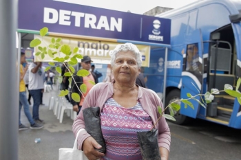 A distribuição de mudas quer despertar a consciência sobre a importância de manter os rios e afluentes arborizados (Foto: Ascom Deso/ Divulgação)