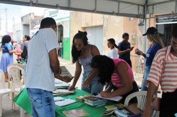 Companhia promove incentivo à leitura com distribuição de livros em Carira (Foto: Ascom Deso/ Divulgação)