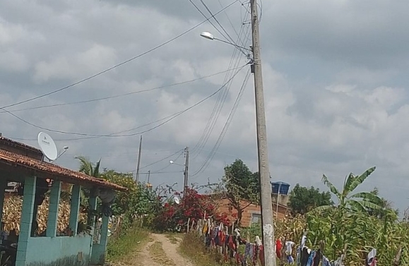 Poste inclinado sobre residência tira o sossego de moradores em povoado de Aquidabã