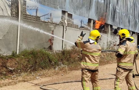 Incêndio atinge fábrica de colchões em Simão Dias