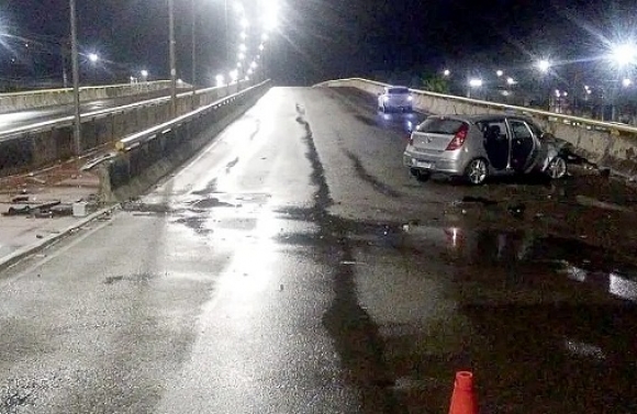 Condutor morre após carro colidir no viaduto da Tancredo Neves