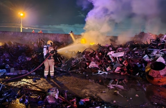 Corpo de Bombeiros combate incêndio em comércio de materiais recicláveis em Nossa Senhora do Socorro