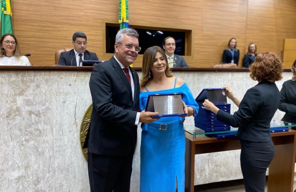 Luciano Pimentel é agraciado com placa comemorativa alusiva aos 20 anos da Escola do Legislativo