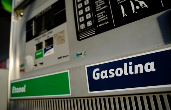 Preço da gasolina nos postos volta a subir após 15 semanas