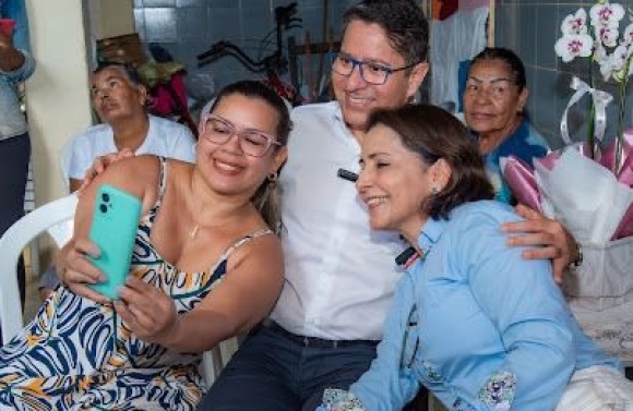 Emília e Ricardo dão início à campanha eleitoral com corpo a corpo saindo da Praça dos Mercados