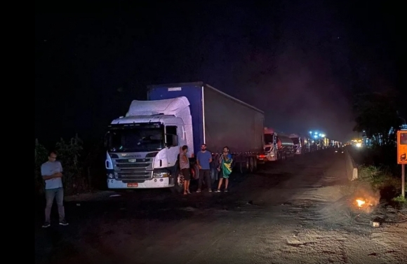 Caminhoneiros bloqueiam BR-101 nos dois sentidos em Sergipe