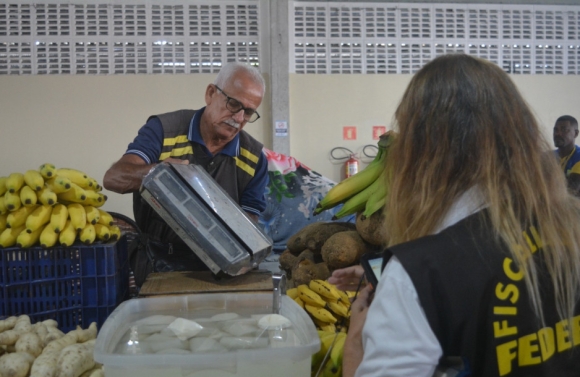 ITPS notifica 27 feirantes por irregularidades nas balanças de feira livre