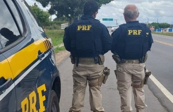 PRF flagra motorista inabilitado dirigindo na BR-101