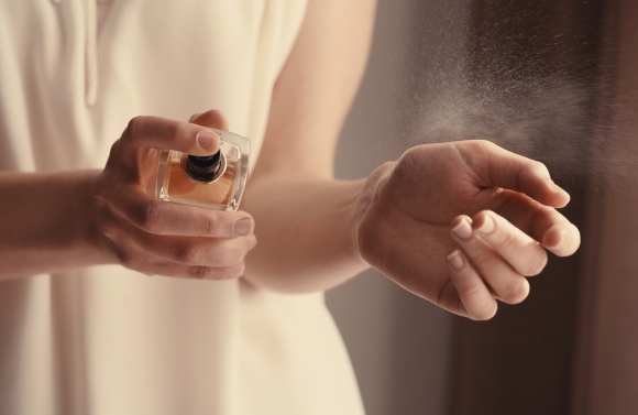 Layering: tudo que você precisa saber sobre a tendência de misturar perfumes para criar uma fragrância única